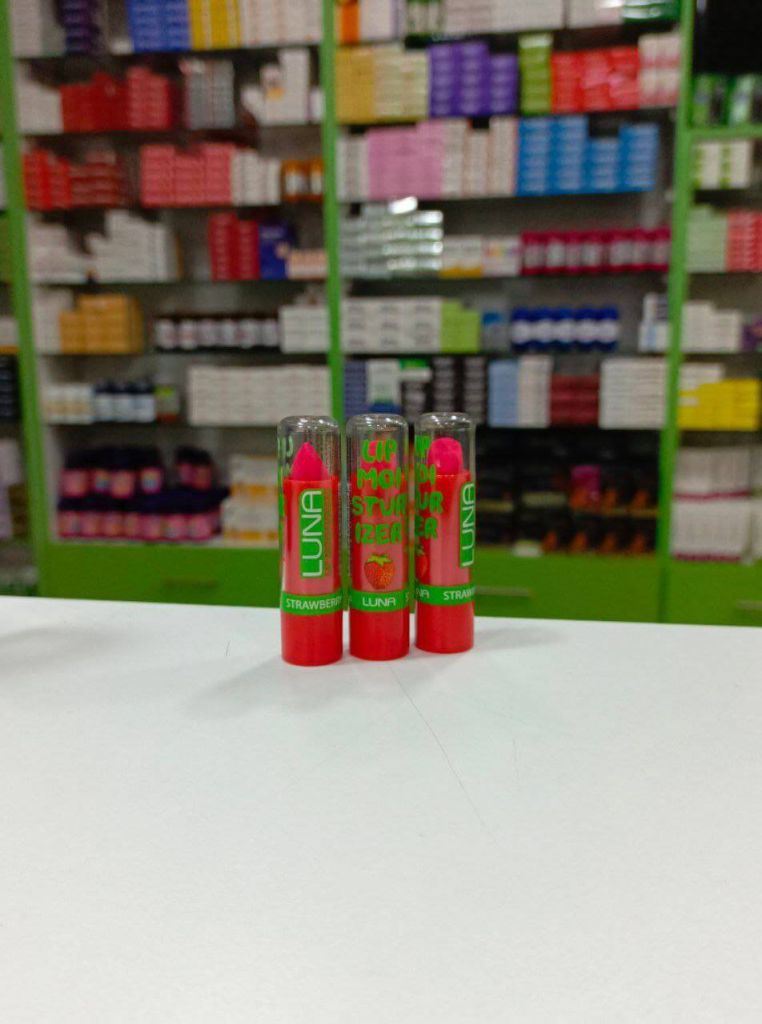 Luna Lip balm moisturizer Strawberry 4 gm